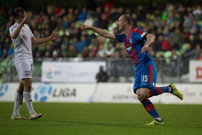 Plzeňský Michael Krmenčík slaví gól v utkání s Karvinou