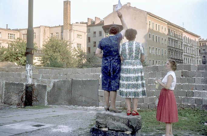 Západní Berlíňané mávají a zdraví své příbuzné ve východním Berlíně přes nově postavenou Berlínskou zeď, 5. září 1961.