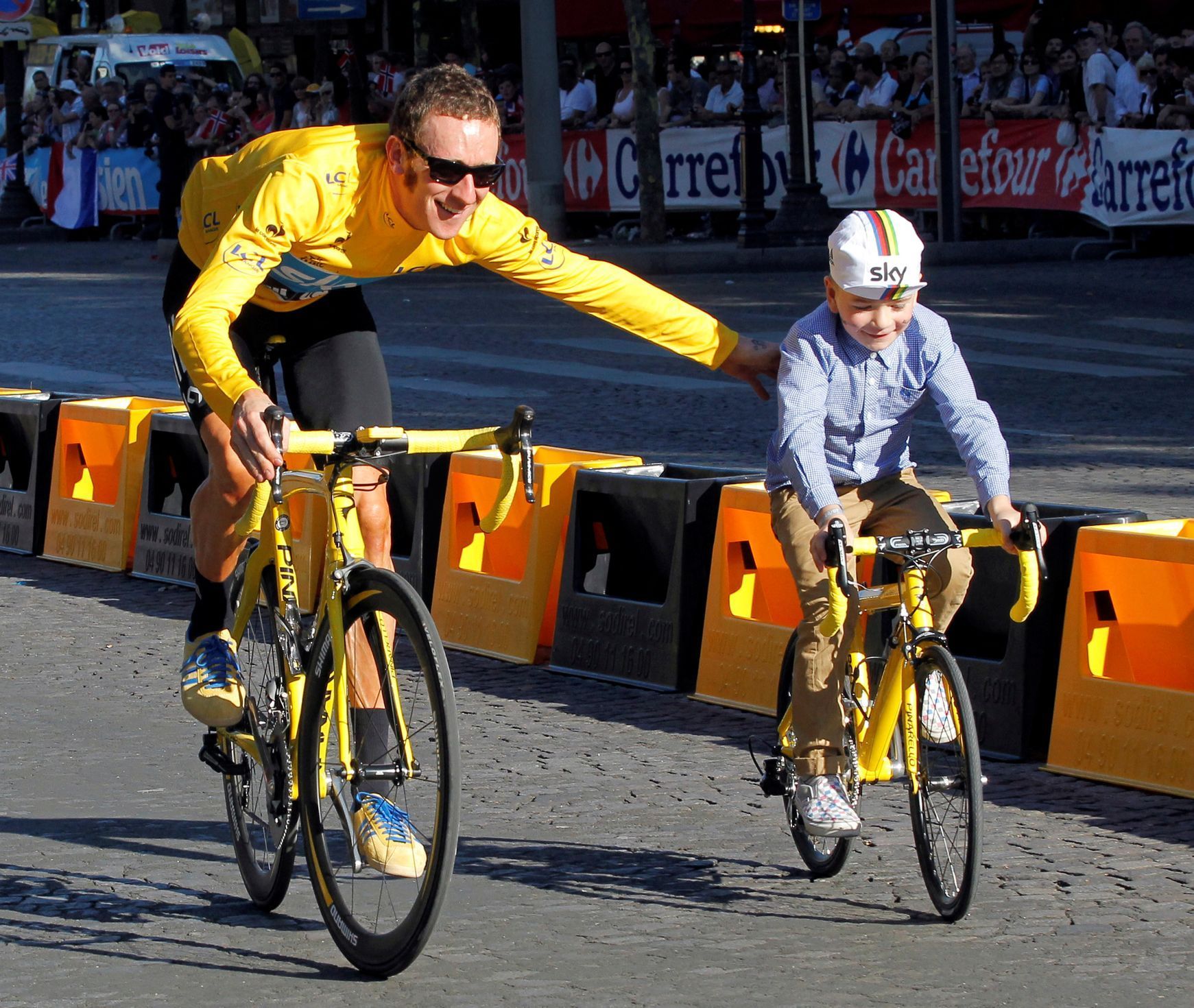 Bradley Wiggins se synem Benem v cíli Tour de France 2012