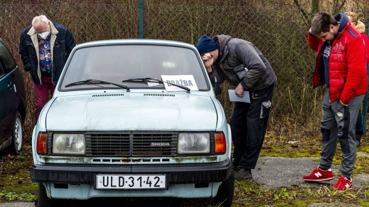 V Ústí dražili odstavené autovraky z ulic. Škodu 120 prodali za 35 a půl tisíce korun; Zdroj foto: ČTK