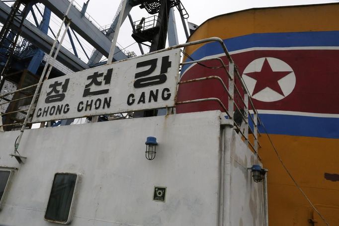 A view from on board North Korean flagged ship "Chong Chon Gang" docked at the Manzanillo Container Terminal in Colon City July 16, 2013. Panama detained the North Korean-flagged ship from Cuba as it headed to the Panama Canal and said it was hiding weapons in brown sugar containers, sparking a standoff in which the ship's captain attempted to commit suicide. Panama's President Ricardo Martinelli said the undeclared weapons were detected inside the containers when Panamanian authorities stopped the ship, suspecting it was carrying drugs. REUTERS/Carlos Jasso (PANAMA - Tags: CRIME LAW DRUGS SOCIETY) Published: Čec. 16, 2013, 9:56 odp.