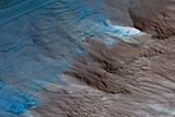 Známky eroze, patrné v oblasti jižního pólu planety Mars. Záběry opět pocházejí 
ze sondy Mars Reconnaissance Orbiter.