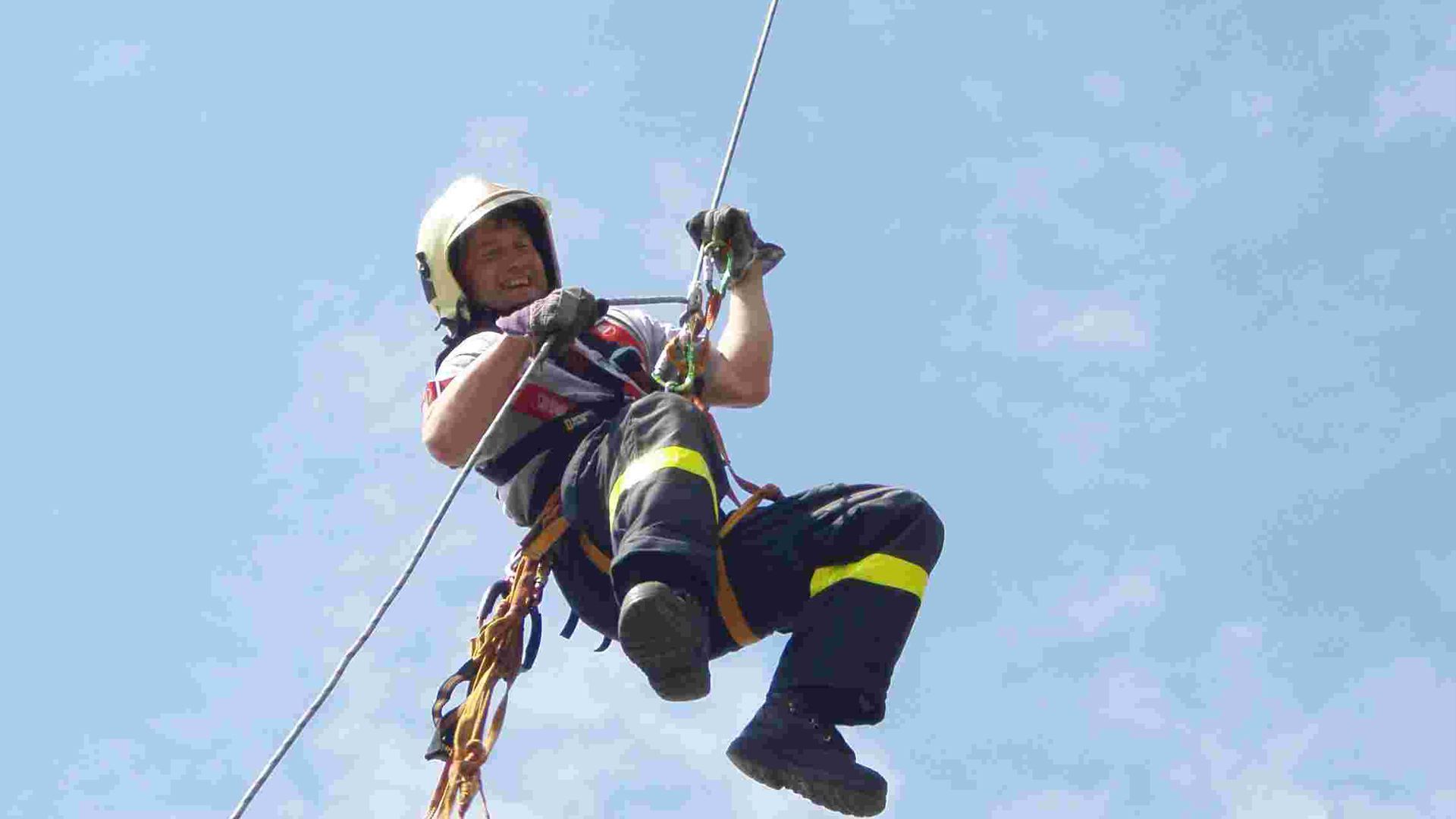 Hasič Vlastimil Kremel z Novojičínska zasahoval během dvaceti let téměř u dvou tisíc výjezdů. Snímky ho zachycují při práci. Nyní je vážně nemocný a přátelé pro něj uspořádali sbírku, aby mu pomohli.