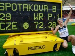 Oštěpařka Barbora Špotáková se raduje u výsledkové tabule, na níž je hodnota jejího nového světového rekordu.