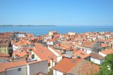 Od kostela lze za dobrého počasí dohlédnout až na chorvatskou stranu Piranského zálivu.
