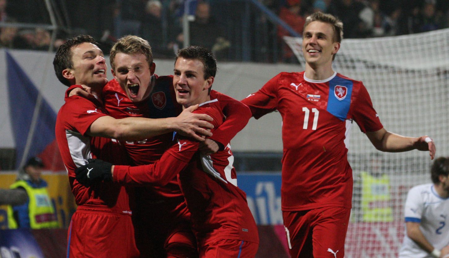 Čeští fotbalisté David Lafata, Bořek Dočkal a Vladimír Darida slaví gól v přátelském utkáním se Slovenskem v listopadu 2012.