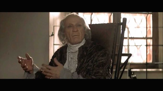 Antonia Salieriho ve Formanově filmu hraje F. Murray Abraham.