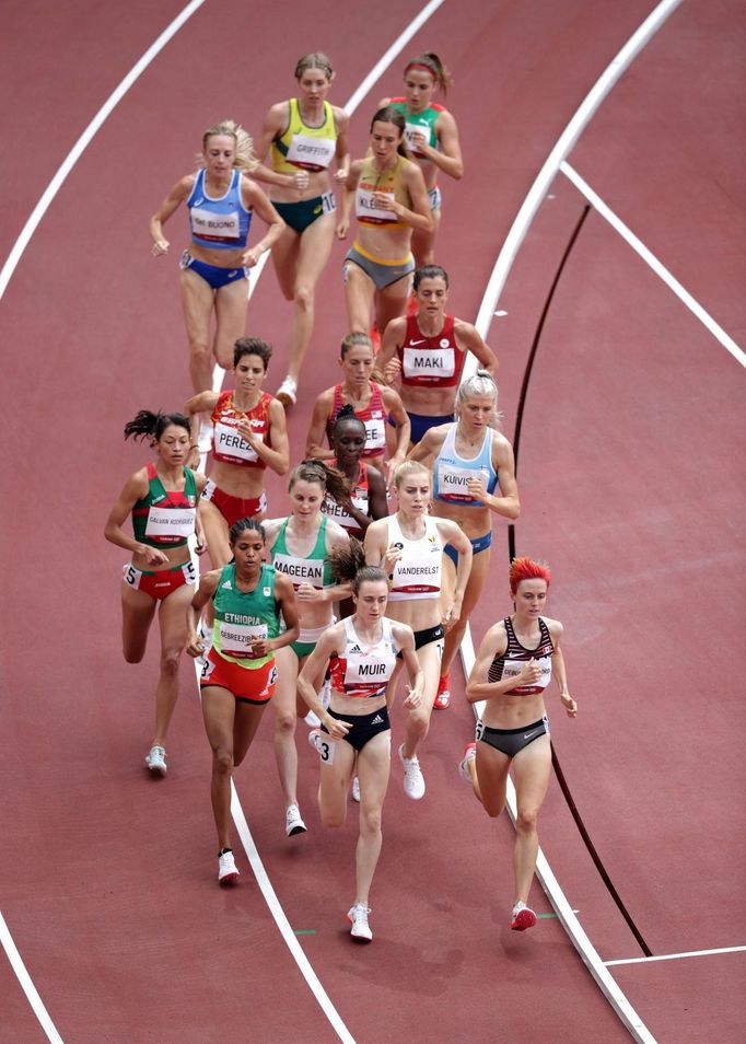 Kristiina Mäki (na 10. místě) bojuje v rozběhu na 1500m žen na OH 2020.