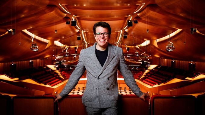 Jakub Hrůša se v září 2025 jako teprve druhý Čech stane hudebním ředitelem londýnské Královské opery Covent Garden.