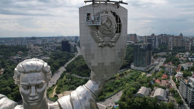 Místo sovětského znaku trojzubec. Fotografie ukazují proměnu nejvyšší sochy Evropy