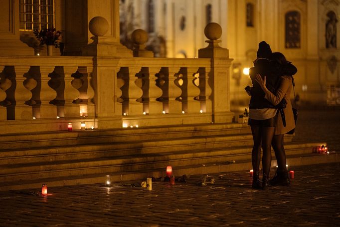 Lidé na Staroměstském náměstí v Praze spontánně uctívají oběti pandemie u křížů, které zde křídou nakreslila iniciativa Milion chvilek pro demokracii. 24 - 25. 3. 2021