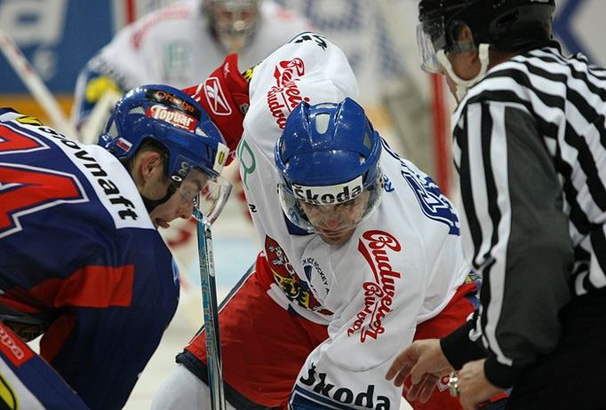 Vhazování u slovenské branky. Češi byli před bránou soupeře častěji než by Slovenští hráči chtěli.