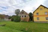 Jeden ze čtyř domů v obci Vidnava s neznámým majitelem. Vedle lze vidět podobný, ale opravený objekt.