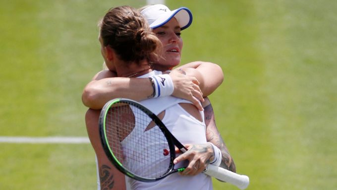 Karolína Plíšková a Tereza Martincová po vzájemném souboji ve 3. kole Wimbledonu