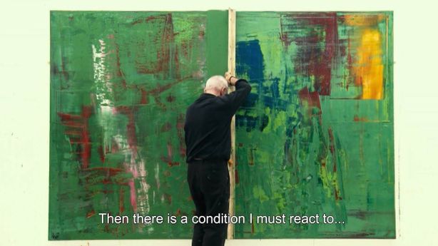 Scéna z dokumentárního filmu Corinna Belzové zachycuje, jak Gerhard Richter v roce 2011 vytváří své abstraktní malby.