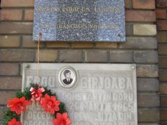 Deska připomínající jednu z obětí střelby před temešvárskou katedrálou.