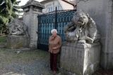 Vstupní bránu do zámecké zahrady zdobí sochy lvů.