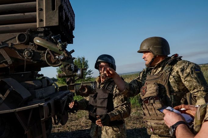 Ukrajinští vojáci v Doněcké oblasti se chystají pálit z raketometu RM-70 Vampire.