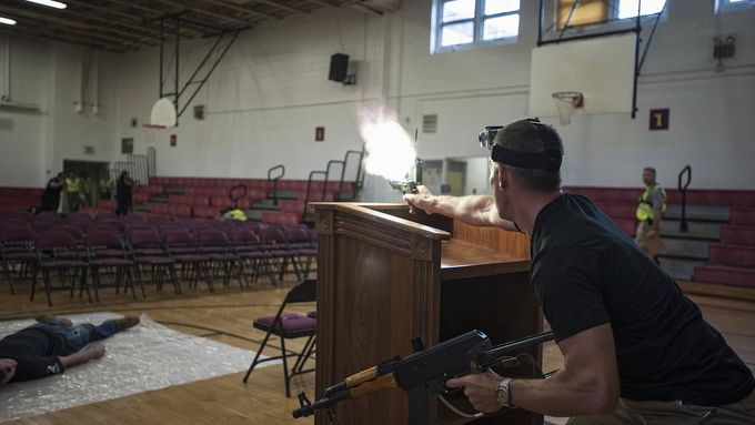 Foto: Šílený střelec ohrožuje školu. Tentokrát nanečisto