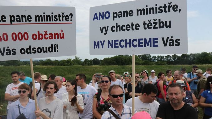 Tisíce lidí protestovaly proti těžbě štěrkopísku.