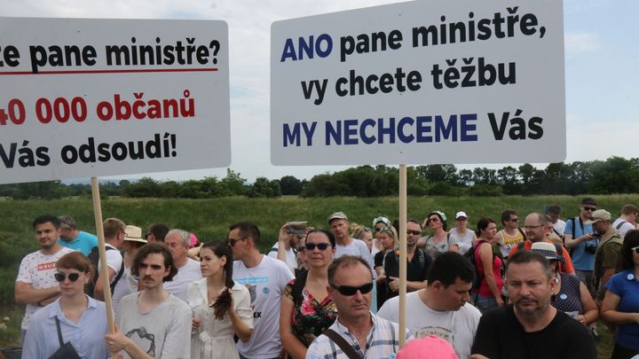 Brabec káže vodu a pije štěrk, protestovali proti ministrovi lidé na Moravě