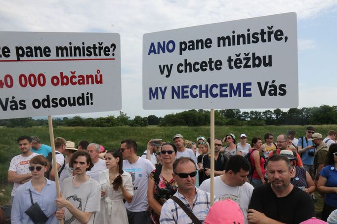 Protestní pochod lidí proti těžbě štěrkopísku a na ochranu pitné vody na Hodonínsku.