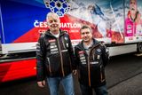 Na snímku dva řidiči, kteří se budou za volantem střídat - Martin Žák a Jiří Smolík. Během sezony ujede kamion po Evropě zhruba 15 tisíc kilometrů.