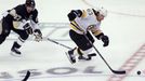 Pittsburgh Penguins - Boston Bruins (Marchand uniká chybujícímu Crosbymu před prvním gólem druhého zápasu)