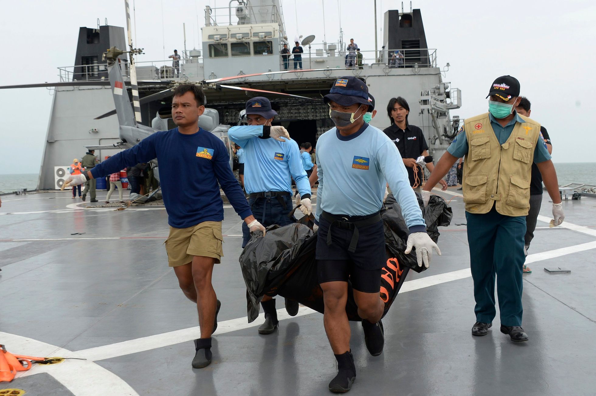 Příslušníci indonéského námořnictva s těly obětí z letadla AirAsia.
