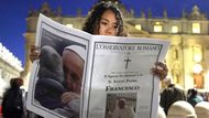 Vatikán – Titulní strana L’Osservatore Romano s portrétem papeže Františka je na náměstí symbolem ztráty i vzpomínek. Tvář papeže hledí z úterních novin do davu, který se s ním loučí.