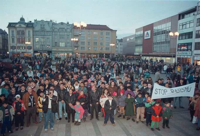 Účastníci demonstrace proti rasismu a xenofobii na ostravském Masarykově náměstí. Rok 1997