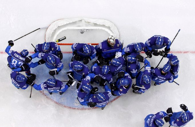 Italy's players celebrate at the end of their men's ice hockey World Championship group A game against France at Chizhovka Arena in Minsk May 11, 2014. REUTERS/Vasily Fed