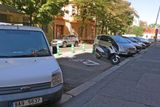 Parkoviště pro jízdní kola, koloběžky a skútry v Praze-Karlíně. Stojany na kola se tu ale instalovat nebudou.