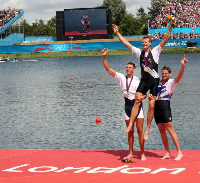 Novozélandský veslař Mahe Drysdale slaví zlatou medaili v závodě na 2 km během OH 2012 v Londýně.