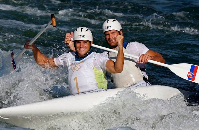 Slováci Pavel a Petr Hochschornerové se radují v cíli své finálové jízdy.