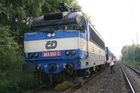 Srážka dvou vlaků uzavřela trať mezi Prahou a Plzní