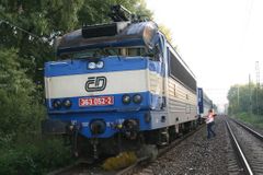 Srážka dvou vlaků uzavřela trať mezi Prahou a Plzní