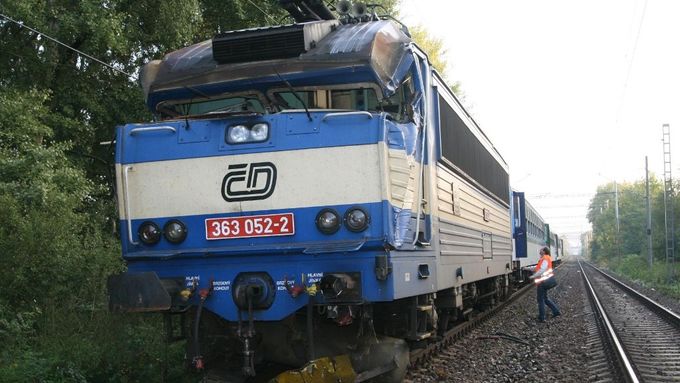 Mezi Prahou a Plzní se srazily dva vlaky, škoda jde do milionů