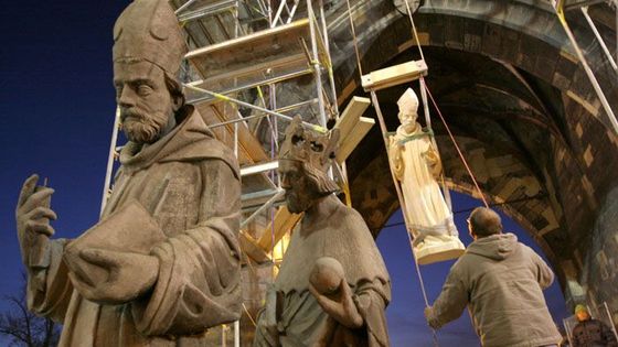 Staroměstská věž na Karlově mostě: Svatí sestupují na zem a stoupají zpátky k nebi