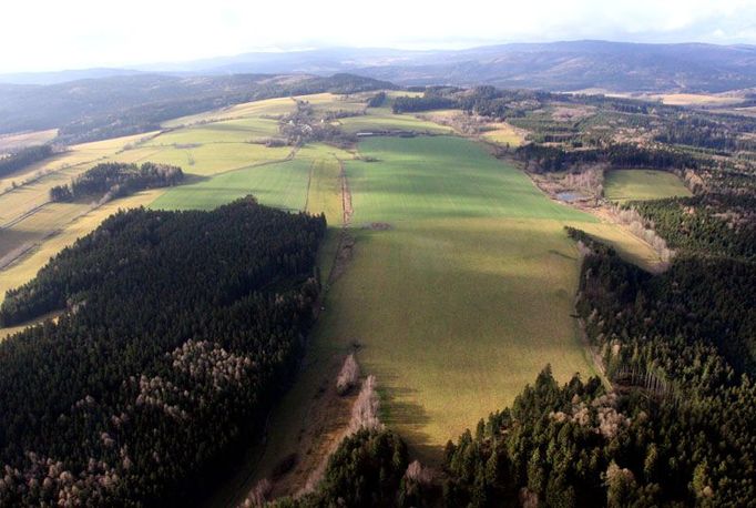 Současný pohled na krajinu není příliš zimní. "Letos bylo suché léto a velmi dlouhý a teplý podzim, který vlastně ještě neskončil. To jsou mimořádně dobré podmínky pro kůrovce. Dřevo ležící na zemi pro něj bude na jaře atraktivní," upozorňuje Josef Bálek na to, že jedna lesní kalamita se může snadno změnit v jinou.