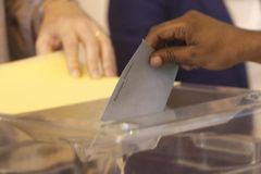 Druhé kolo doplňovacích voleb ve Francii vyhráli socialisté