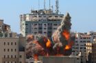 Jak Izraelci ničí budovy v Gaze: Před náletem zazvoní telefon, pak se věžák sesune