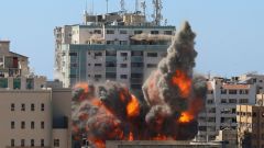 Ve věži Al-Džalá měly kanceláře některá média. Izraelský nálet ji v sobotu zničil, lidé uvnitř byli dopředu varováni..