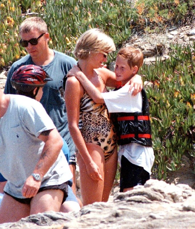 Lady Diana se svým synem Princem Williamem během dovolené v Saint Tropez, 30. 6. 1997.