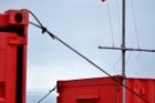 Materiál do terénu je uskladněn ve dvou kontejnerech v bývalém ruském městečku Pyramiden, proto používáme mimo vlajky české i ruskou vlajku vedle norské (Svalbard spravují Norové).