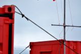 Materiál do terénu je uskladněn ve dvou kontejnerech v bývalém ruském městečku Pyramiden, proto používáme mimo vlajky české i ruskou vlajku vedle norské (Svalbard spravují Norové).