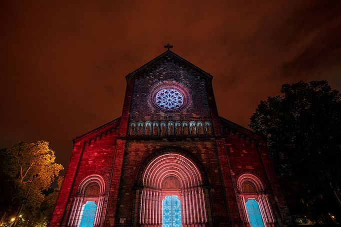 Instalace Space and Possibilities od studia Nohlab na Karlínském náměstí.