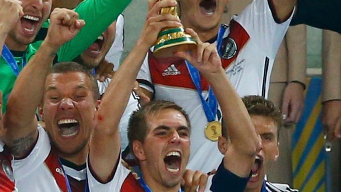 Philipp Lahm pozvedl trofej pro mistra světa, pár dnů poté se rozhodl skončit v národním týmu.