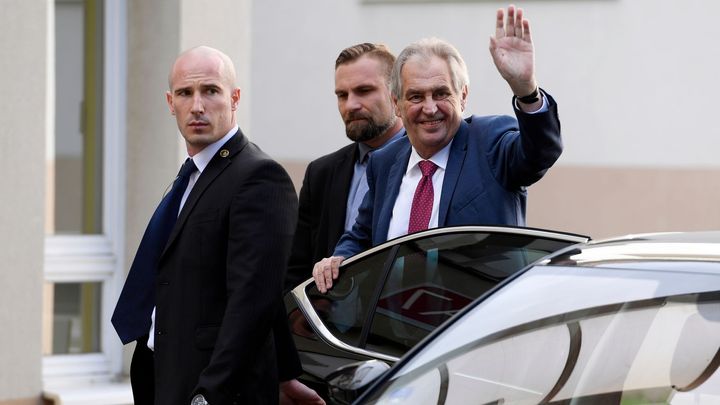 Prezident Zeman má opustit střešovickou nemocnici. Dorazily za ním manželka i dcera