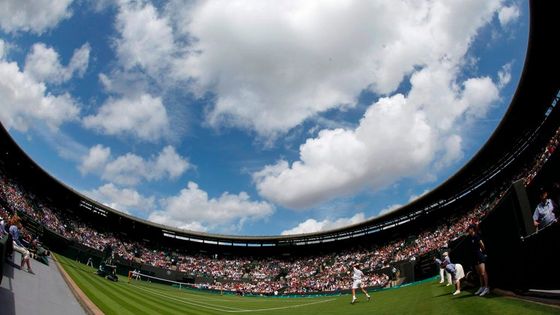 Bílé úbory, jahody, déšť a nesmrtelnost. To jsou symboly Wimbledonu